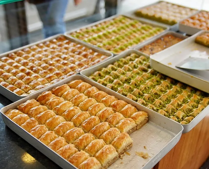 Şengüloğlu Baklava çeşitli baklava çeşitlerinin yer aldığı tepsiler.