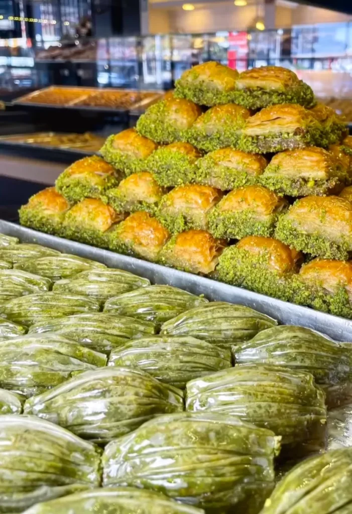 Hakan Usta Baklavaları sarma fıstıklı baklava ve kare fıstıklı baklava.