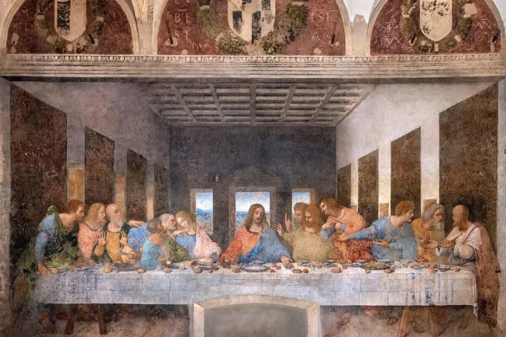 Leonardo da Vinci'nin ikonik Son Akşam Yemeği duvar resminde, uzun bir masanın etrafında oturmuş İsa ve on iki havarisi, İsa'nın ortada kollarını hafifçe açtığı, havarilerin ise çeşitli tepkiler ve hareketlerle gruplar halinde birbirleriyle etkileşim halinde olduğu dramatik bir anı tasvir edilmektedir; arka planda pencerelerden görünen manzara ve üst kısımdaki dekoratif armalar resmi tamamlar.