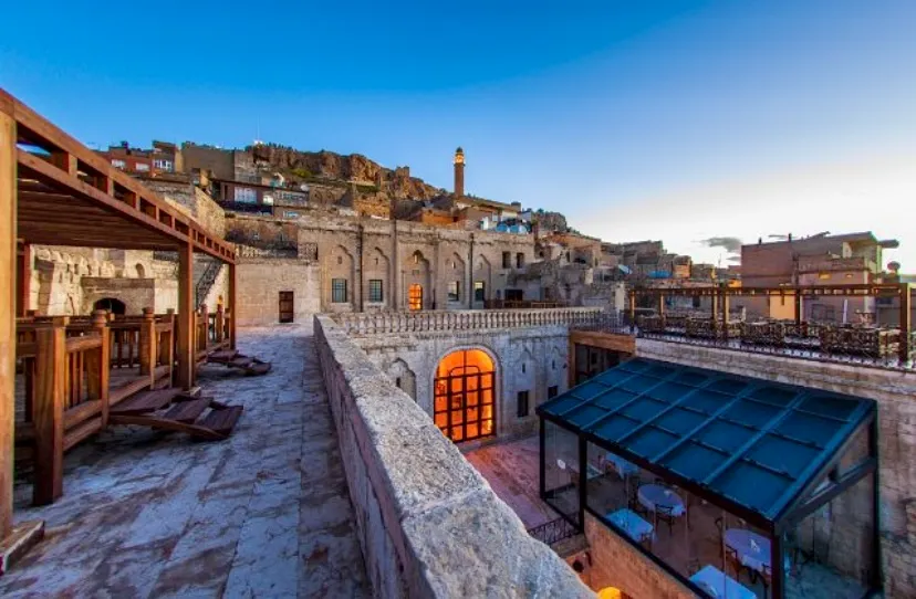 Mardius Tarihi Konak’ın taş mimarisiyle Mardin Eski Şehir manzaralı avlusu ve terası