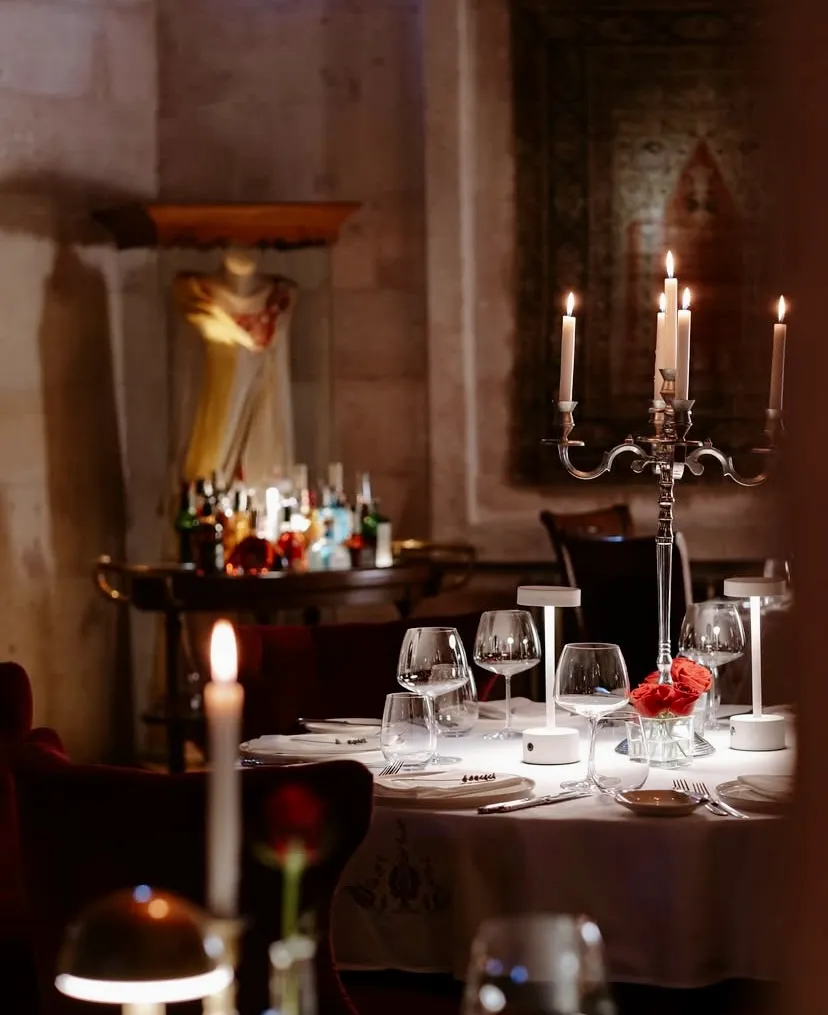 Museum Hotel Kapadokya Lil’a Restaurant’ta mum ışıklarıyla hazırlanmış zarif masa düzeni ve romantik atmosfer