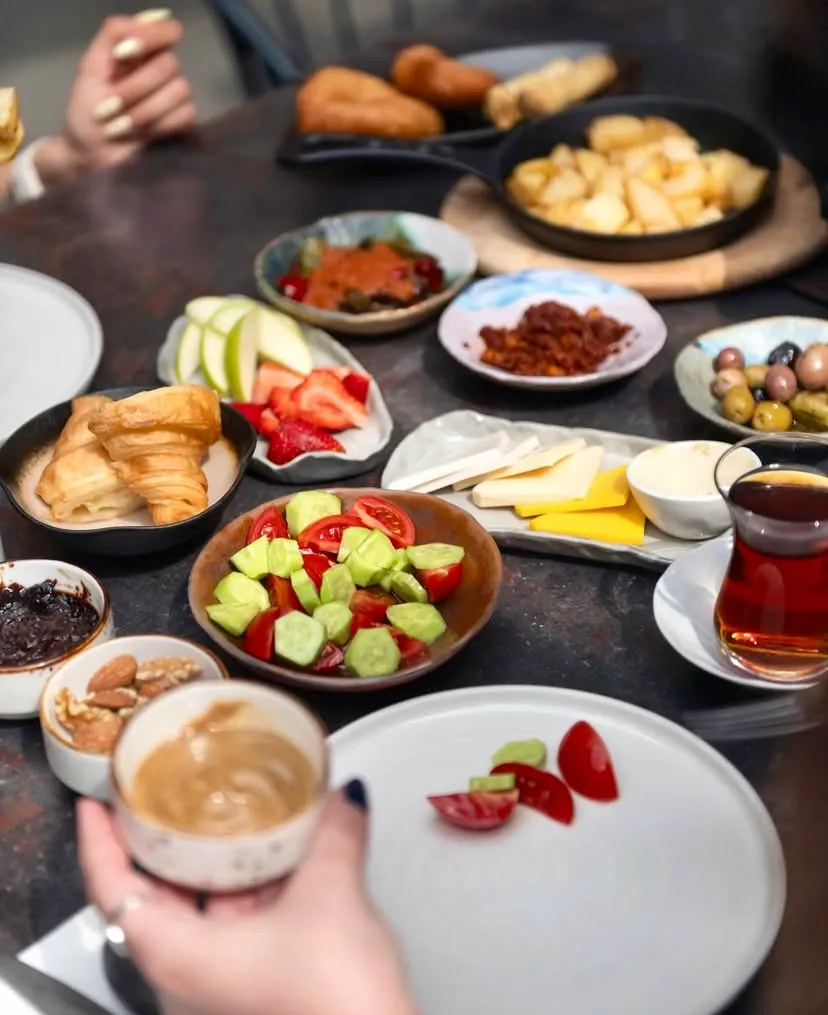 OMM INN Restoran’da serpme kahvaltı ve modern sunumlarla hazırlanan tabaklar