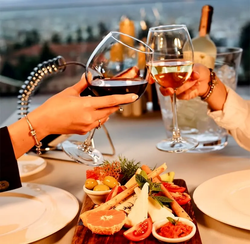 Tasigo Hotel Eskişehir’de şarap ve peynir tabağı eşliğinde şık akşam yemeği keyfi