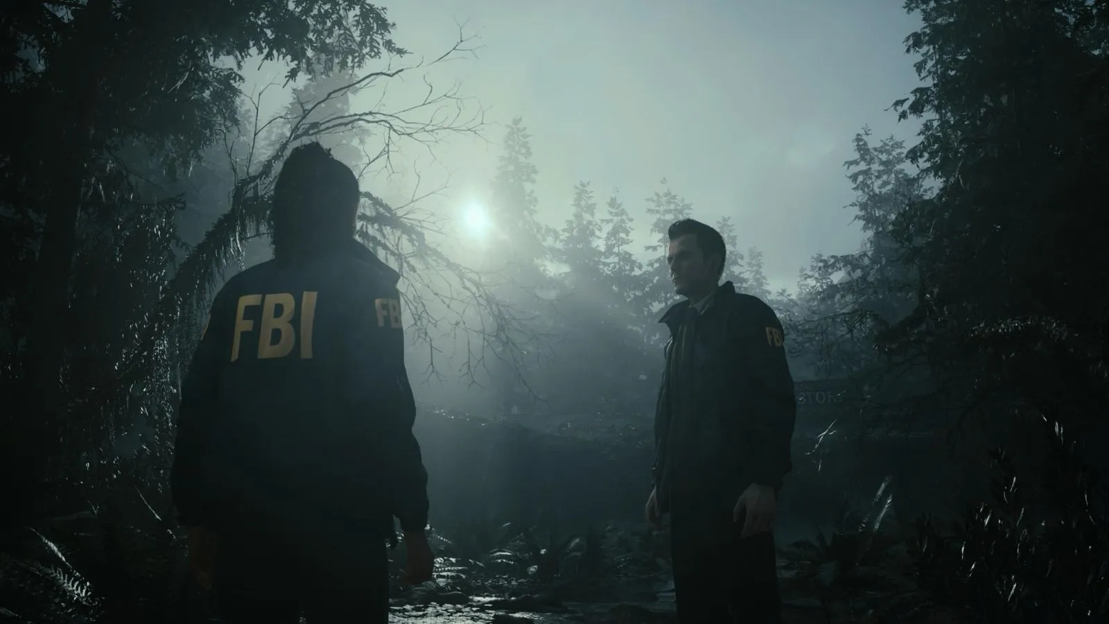Alan Wake 2 oyunundan bir sahne, sisli ormanda geçen gerilim dolu bir an