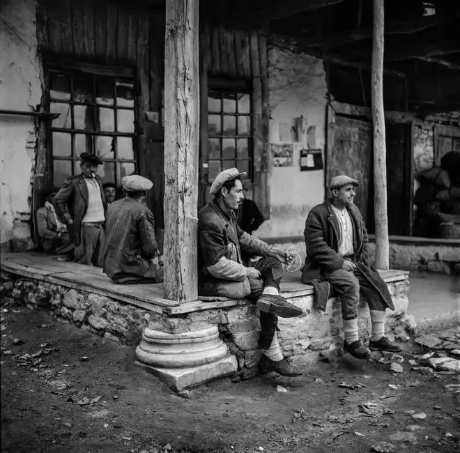 İstanbul Şişli’de yer alan Ara Güler Müzesi’nde sergilenen siyah beyaz İstanbul fotoğrafı: Anadolu’da kahve önünde oturan erkekler