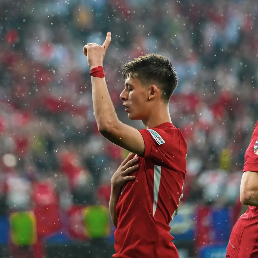 EURO 2024 maçında Türkiye formasıyla taraftarlara selam veren Arda Güler