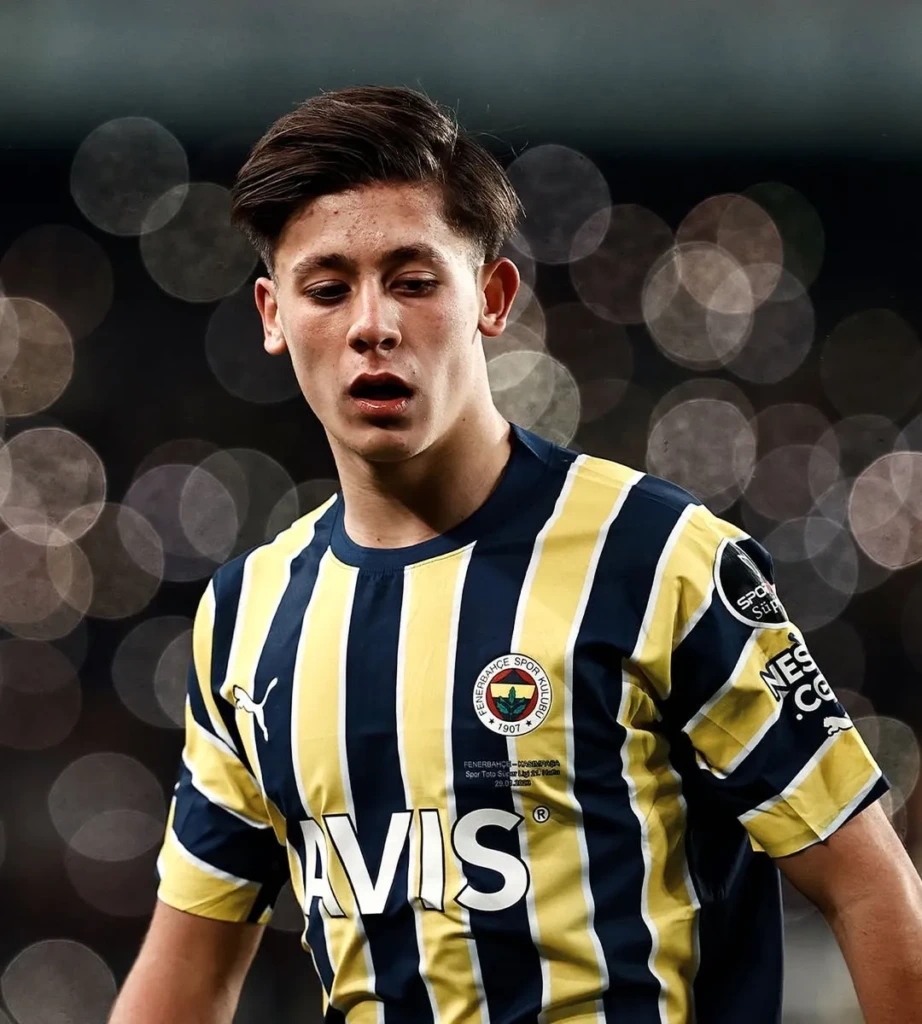 Fenerbahçe formasıyla 2022-2023 sezonunda sahada parlayan Arda Güler