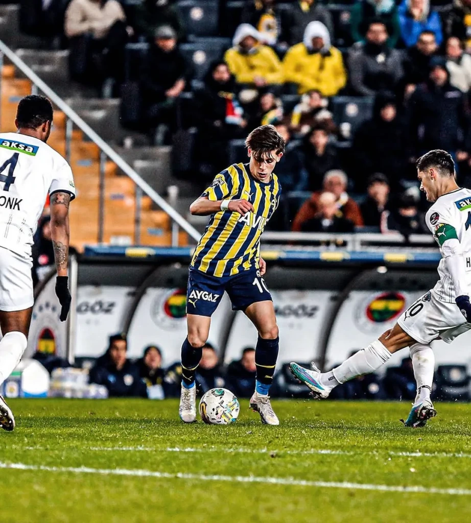 Fenerbahçe formasıyla Süper Lig maçında rakipleri arasında top süren Arda Güler