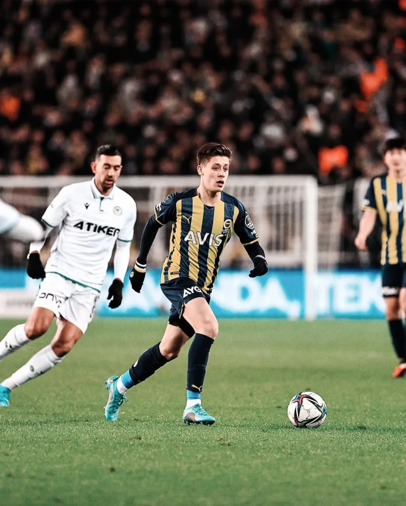 Fenerbahçe formasıyla Süper Lig maçında top süren genç yıldız Arda Güler