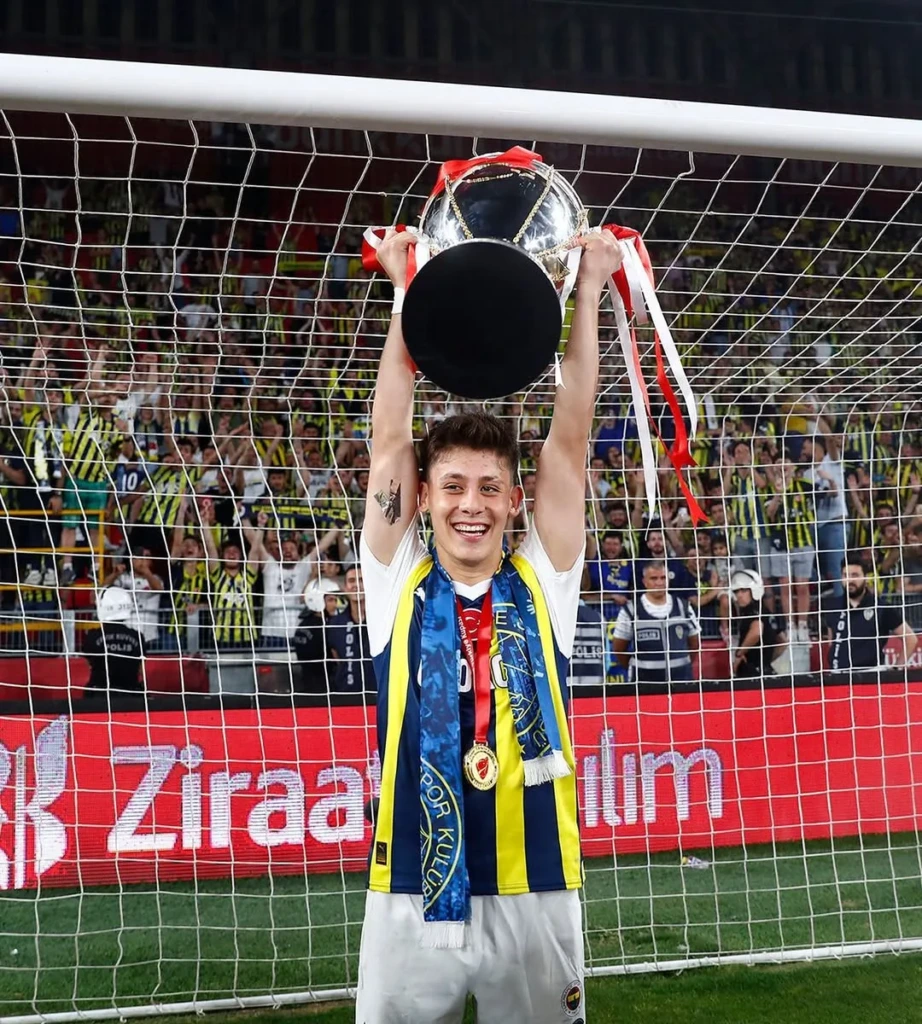 Arda Güler, Fenerbahçe formasıyla 2023 Türkiye Kupası zaferini kutluyor