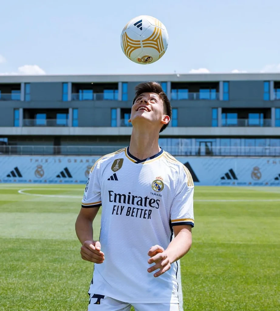 Real Madrid formasıyla antrenmanda top sektiren Arda Güler