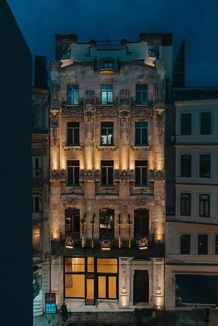 İstanbul Beyoğlu’nda bulunan ve Art Nouveau detaylara sahip Casa Botter binasının gece aydınlatmalı tarihi cephesi