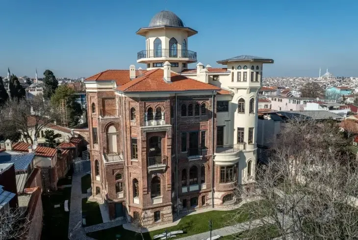 İstanbul’un tarihi yarımadasında yer alan erken 20. yüzyıl mimarisiyle dikkat çeken Bulgur Palas’ın restore edilmiş dış cephesi