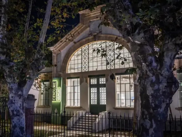 İstanbul Kağıthane’deki Cendere Sanat Müzesi’nin gece aydınlatmalı tarihi endüstriyel cephesi ve cam vitrinli giriş bölümü