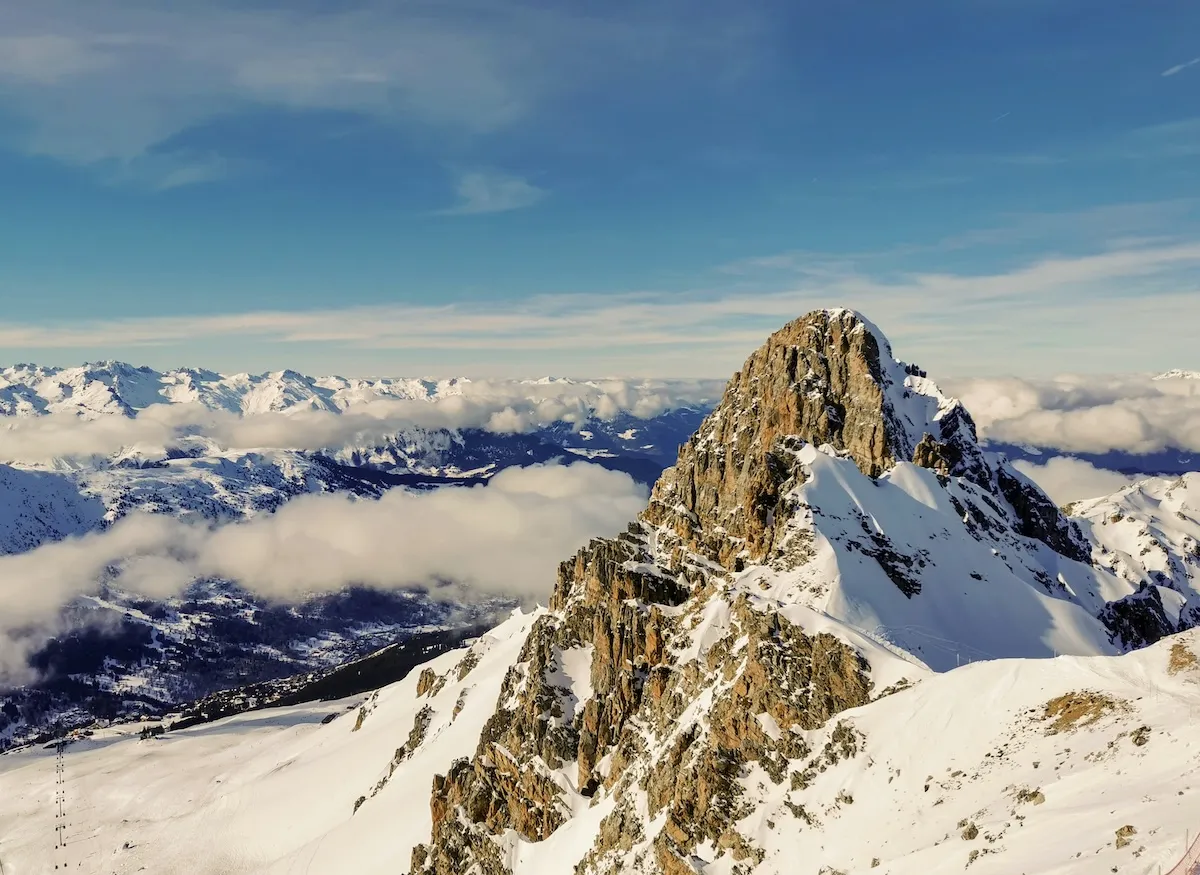 Courchevel’in karlı dağları ve kayak pistleri; en güzel balayı rotaları için ilham veren bir kare.