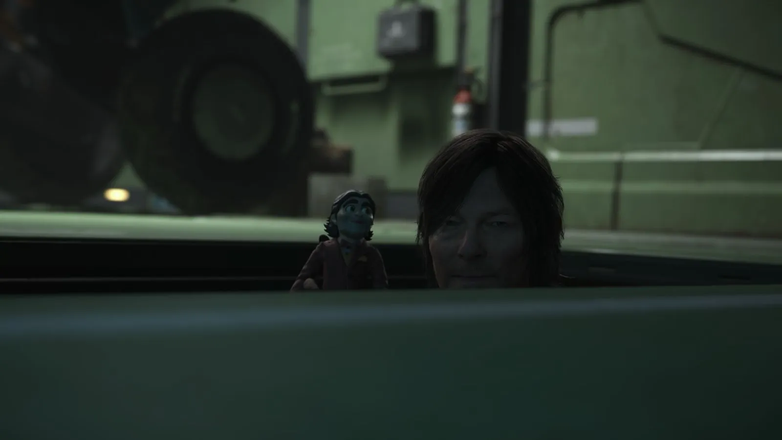 Death Stranding 2 oyunundan bir sahne, karanlık atmosferde karakter detayı