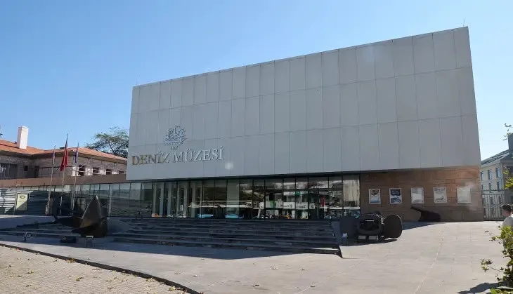 İstanbul Beşiktaş’taki Deniz Müzesi’nin modern mimariye sahip ana girişi ve açık hava sergi alanı