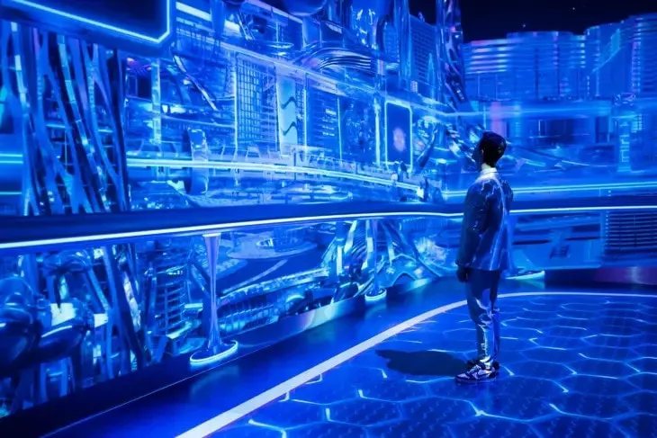 İstanbul’daki dijital deneyim müzesinde mavi ışıklarla tasarlanmış futuristik bir sergi alanında etkileşimli teknoloji enstalasyonu