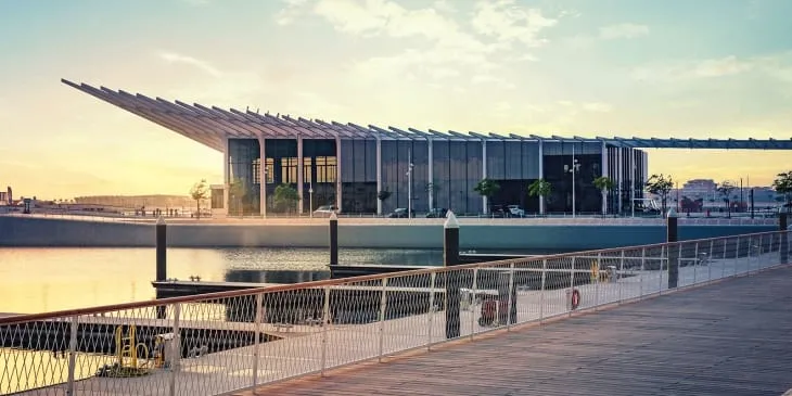Dubai Harbour’da gökdelenler manzarası eşliğinde demirleyen mega yatlar