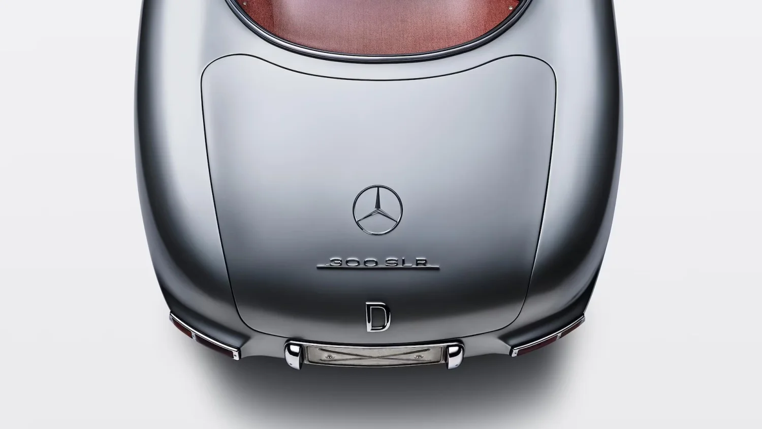 Dünyanın en pahalı otomobili Mercedes-Benz 300 SLR Uhlenhaut Coupe'nin karakteristik gümüş renkli arka tasarımı, merkezi Mercedes yıldız logosu, 300 SLR yazısı ve bagaj kapağındaki büyük D harfiyle dikkat çekiyor.
