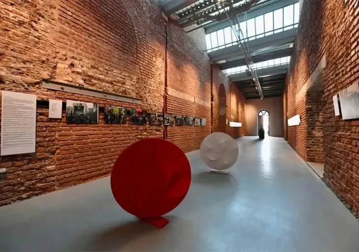 İstanbul Haliç kıyısında yer alan Artİstanbul Feshane’nin tarihi endüstriyel yapısı içinde düzenlenen çağdaş sanat sergisi alanı