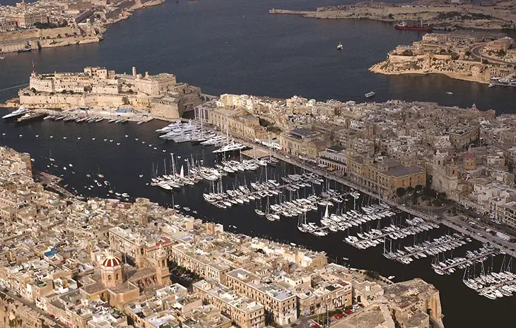Grand Harbour Marina’da tarihi Valletta surları önünde demirlemiş lüks mega yatlar