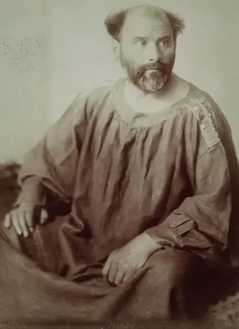 Gustav Klimt’in sabahlıkla poz verdiği portresi, sanatçının çalışma döneminden bir kare