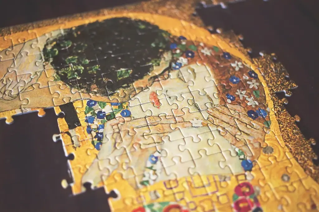 “The Kiss” tablosunun puzzle versiyonu, Klimt’in sanatının popüler kültürdeki etkisini yansıtır.