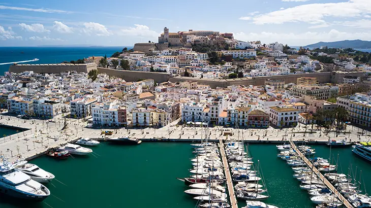Ibiza Magna’da lüks megayatların demirlediği marina ve arka planda Dalt Vila surları