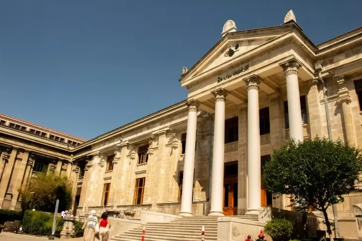 İstanbul Arkeoloji Müzesi’nin tarihi neoklasik mimariye sahip ana binası, sütunlu giriş cephesi ve açık hava avlusu