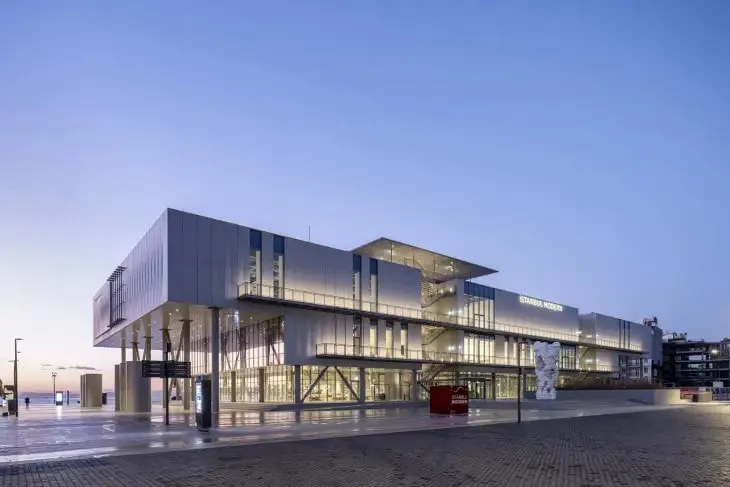 İstanbul Modern Sanat Müzesi’nin Karaköy’de yer alan yeni binası, modern mimarisi ve akşam saatlerindeki aydınlatmasıyla