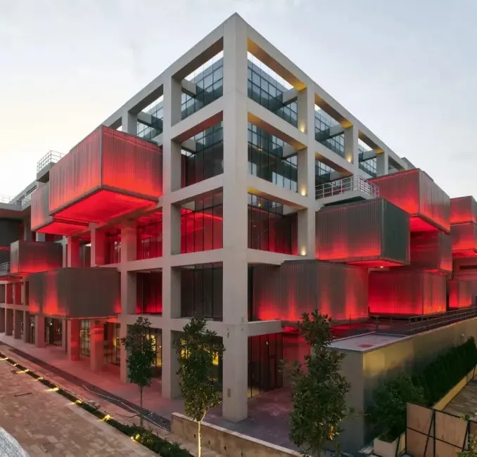 İstanbul Maslak’taki Contemporary Istanbul Vakfı’nın modern ve modüler mimarili binası, kırmızı ışıklandırmalı dış cephesiyle