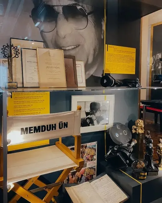 İstanbul Beyoğlu’ndaki İstanbul Sinema Müzesi’nde yönetmen Memduh Ün’e ait koltuk, ödüller, film ekipmanları ve anı eşyalarının sergilendiği özel vitrin