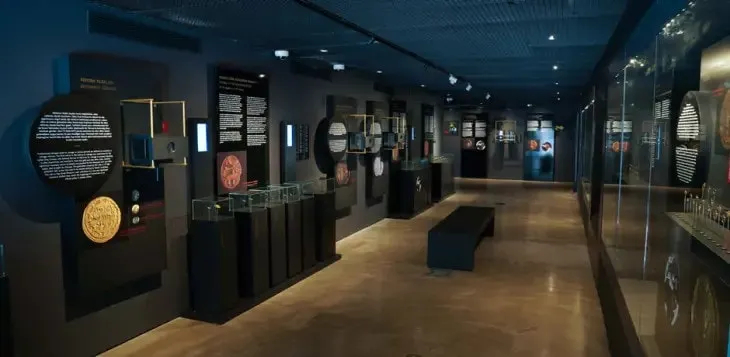 İstanbul Beyoğlu’ndaki Yapı Kredi Kültür Sanat Müzesi’nde Osmanlı sikkeleri, yazmalar ve kültürel objelerin sergilendiği aydınlatmalı galeri alanı