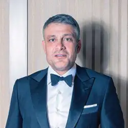 Erkekler İçin Takım Elbise Rehberi: Kusursuz Şıklığın Sırları