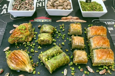 Karagöz Baklavaları farklı baklava çeşitleri yer alan sunumu.