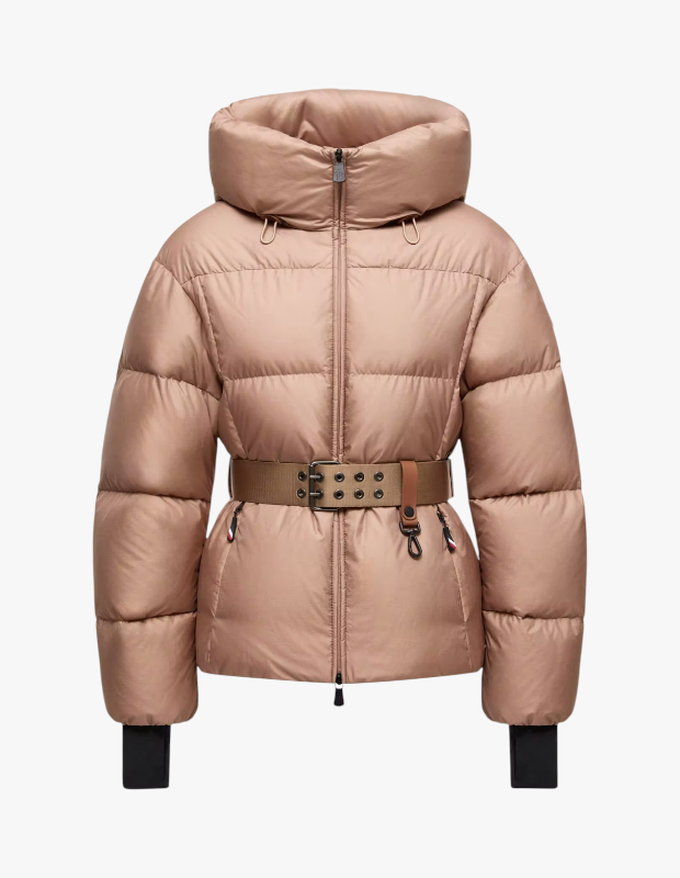 Ürün Cinsiyeti: Kadın

Ürün Tipi: Giyim

Ürün Sezonsallığı: Kış

Ürün Çeşidi: Kayak Montu

Ürün Özellikleri:
Moncler Grenoble Nisene kayak montu, markanın teknik uzmanlığını lüks tasarım anlayışıyla birleştirir. Soğuk ve zorlu hava koşullarında maksimum koruma sunarken, modern silüetiyle pist stilini üst seviyeye taşır.

Öne Çıkan Detaylar:

Su geçirmez ve rüzgâr korumalı teknik kumaş

Isı yalıtımı sağlayan performans dolgusu

Hareket özgürlüğü sunan ergonomik kesim

Moncler Grenoble koleksiyonuna özgü premium detaylar

Kimler Kullanıyor?
Kayak stilinde lüks, performans ve tasarımı aynı anda arayanlar.

Moncler Grenoble Nisene kayak montu ile pistte üstün performans ve stil.