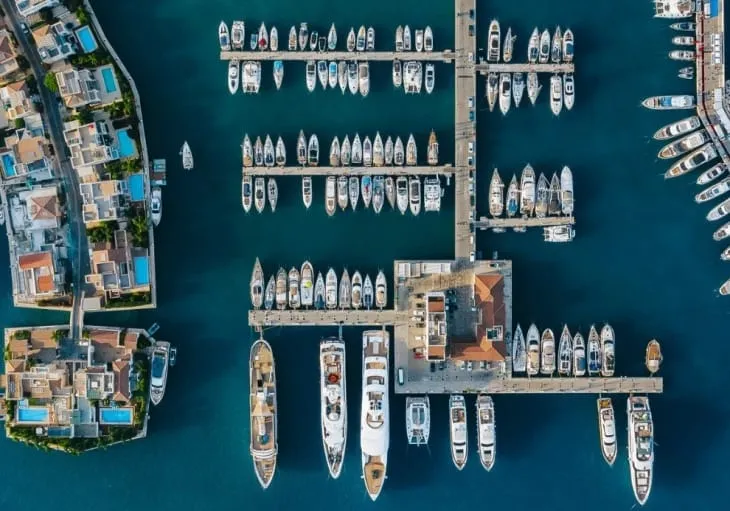 Limasol Marina’da demirleyen lüks yatlar ve modern sahil rezidansları