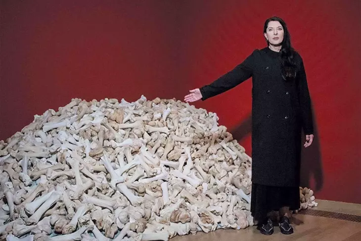 Marina Abramović’in 1997 Venedik Bienali’nde gerçekleştirdiği Balkan Baroque performansından bir sahne; sanatçı, Balkan Savaşı’nın yıkımını sembolize eden hayvan kemikleriyle insanlığın suçlarını yüzleştiriyor.