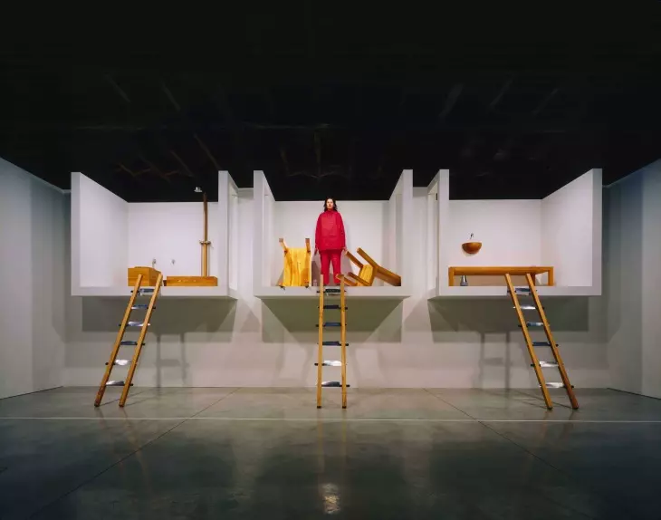 Marina Abramović’in 2002 yılında New York’ta gerçekleştirdiği The House with the Ocean View performansından bir kare; sanatçı 12 gün boyunca üç odalı bir yapıda izleyicilerin gözü önünde yaşayarak farkındalık, arınma ve beden disiplini üzerine düşündürücü bir deneyim yarattı.