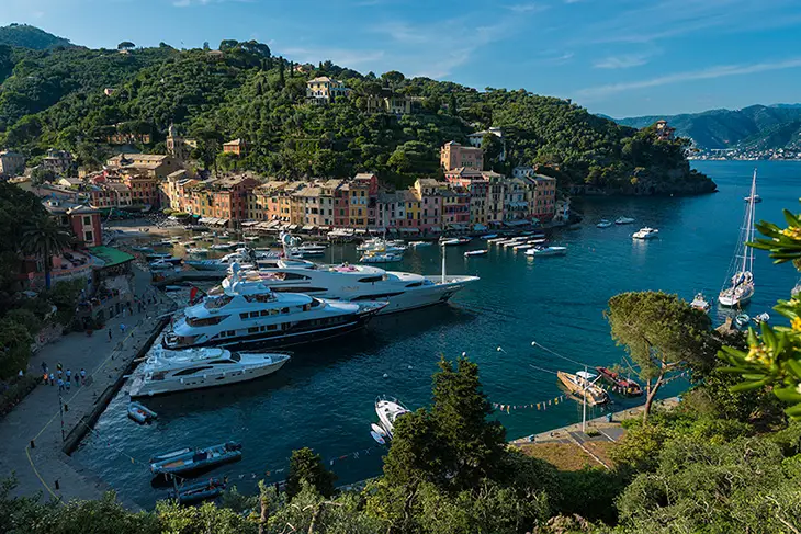 Portofino Marina’da lüks yatların demirlediği küçük liman ve pastel renkli sahil evleri