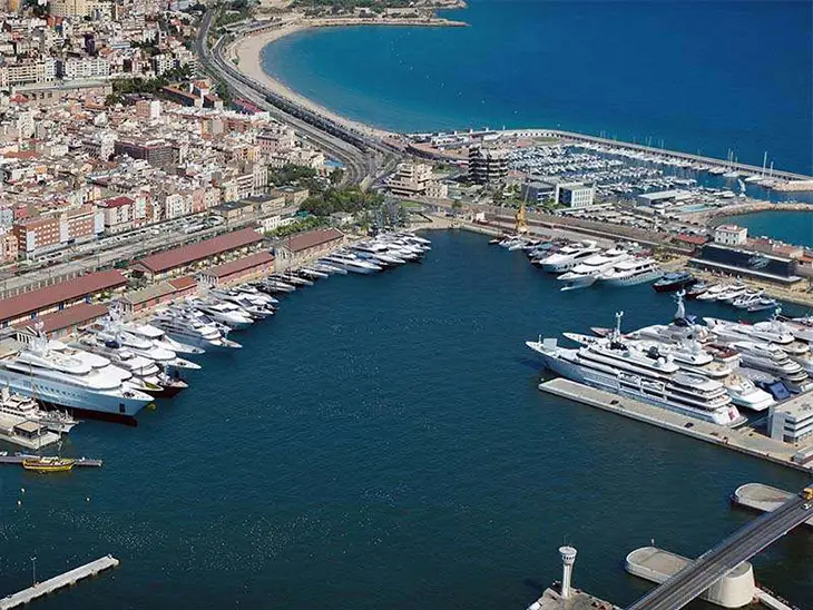Marina Port Tarraco’da mega yatların demirlediği modern marina ve Tarragona şehir manzarası