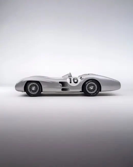 Mercedes-Benz W196R gümüş renkli klasik Formula 1 aracı yan görünüm
