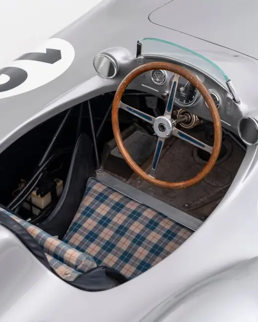 Mercedes-Benz W196R ahşap direksiyonlu klasik yarış otomobili kokpit detayı