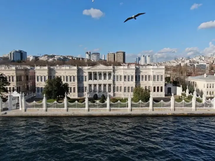 İstanbul Beşiktaş’ta Boğaz kıyısında yer alan Milli Saraylar Resim Müzesi’nin tarihi neoklasik cephesi ve saray mimarisi