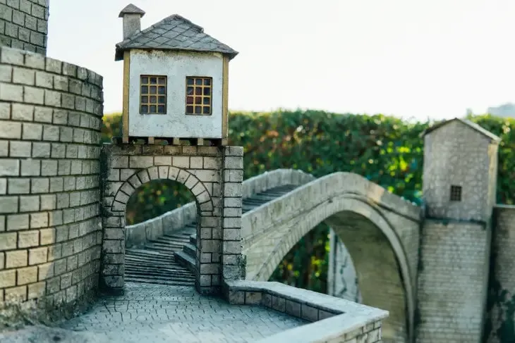 İstanbul Beyoğlu’ndaki Miniatürk’te sergilenen Osmanlı dönemine ait taş köprü ve sur yapısının minyatür maketi