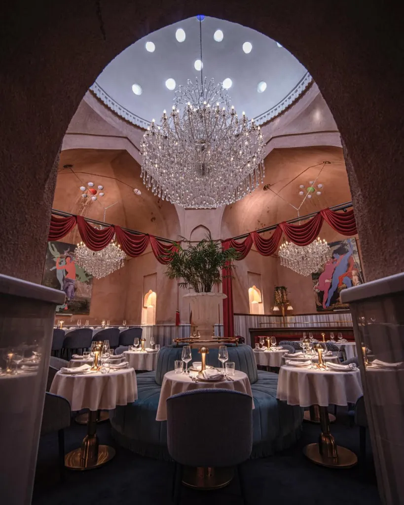 Tarihi kemerlerin arasından görünen Olden 1545 Restaurant’ın zarif şekilde hazırlanmış masaları ve kristal avizeleri.