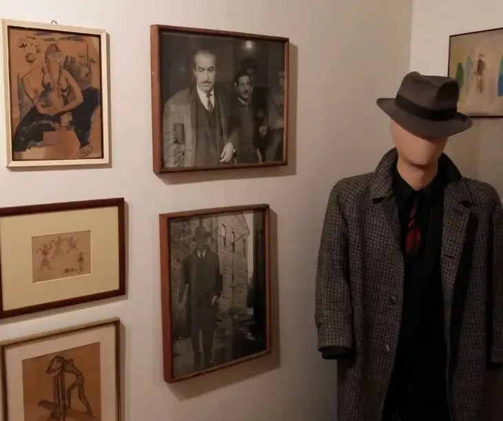 “İstanbul’da bulunan Orhan Kemal Müzesi’nde yazarın kişisel eşyalarının, fotoğraflarının ve heykelsi figürünün sergilendiği özel oda