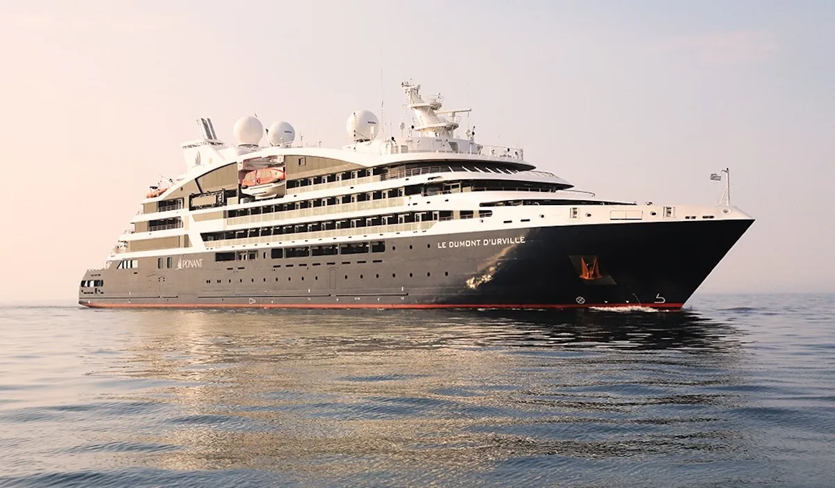 Lüks rotalar arayan deniz tutkunlarına özel olarak tasarlanmış, Ponant'ın Le Dumont d'Urville adlı cruise gemisi, sakin sularda zarifçe ilerlerken konforlu kabinleri ve özel yat hissi veren atmosferiyle unutulmaz bir seyahat deneyimi sunuyor.