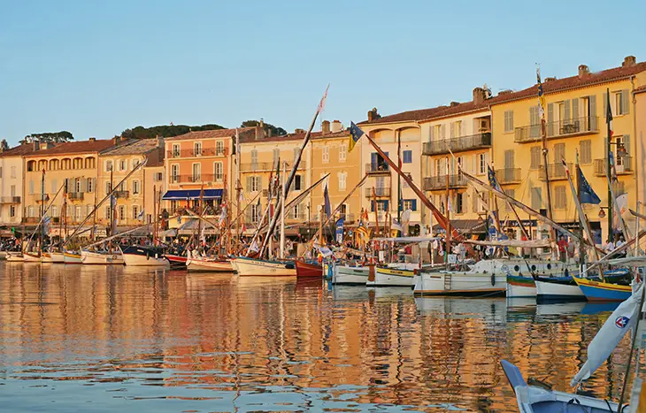 Saint-Tropez Marina’da lüks yatların sıralandığı liman ve sahil boyunca uzanan şık kafeler